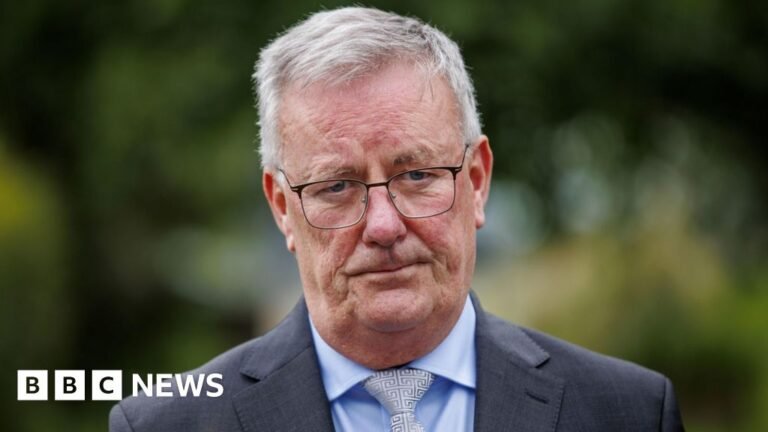 Mike Nesbitt to remain as Stormont health minister Mike Nesbitt to remain as Stormont health minister